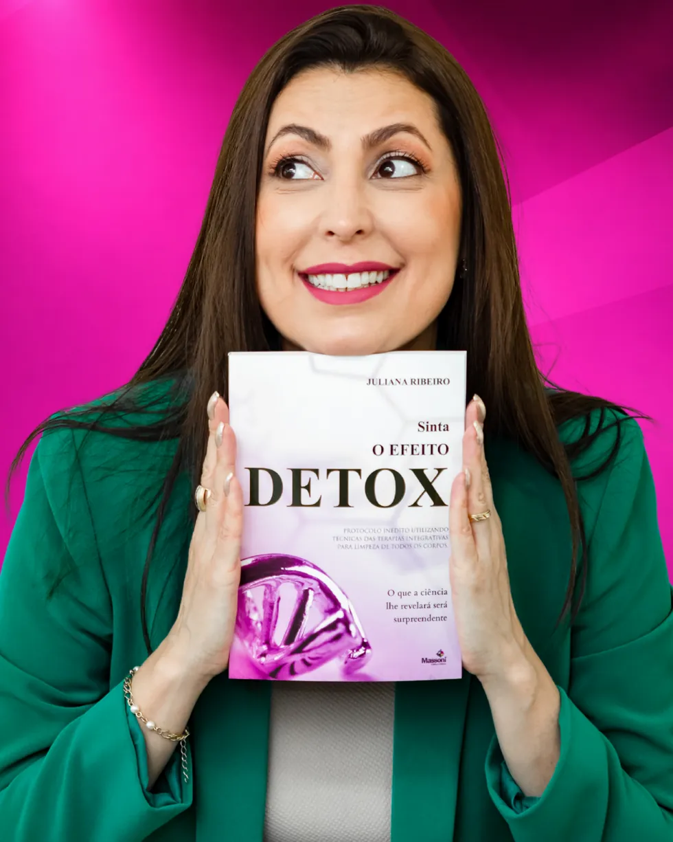 Juliana Ribeiro segurando seu livro sobre detox integrativo